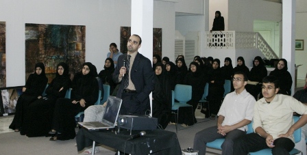الدكتور عقيل الموسوي في حوار جانبي مع المشاركين